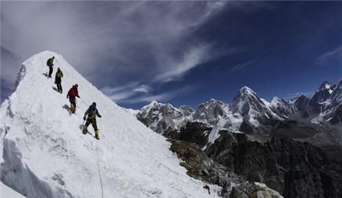 珠峰|她跟丈夫一起登珠峰,却在8600米遭遗弃,她绝望喊道:请别丢下我