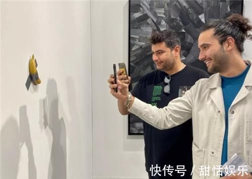 毛里齐奥·卡特兰&他只是把香蕉粘在墙上,为何能拍出85万,富豪:你往香蕉里面看