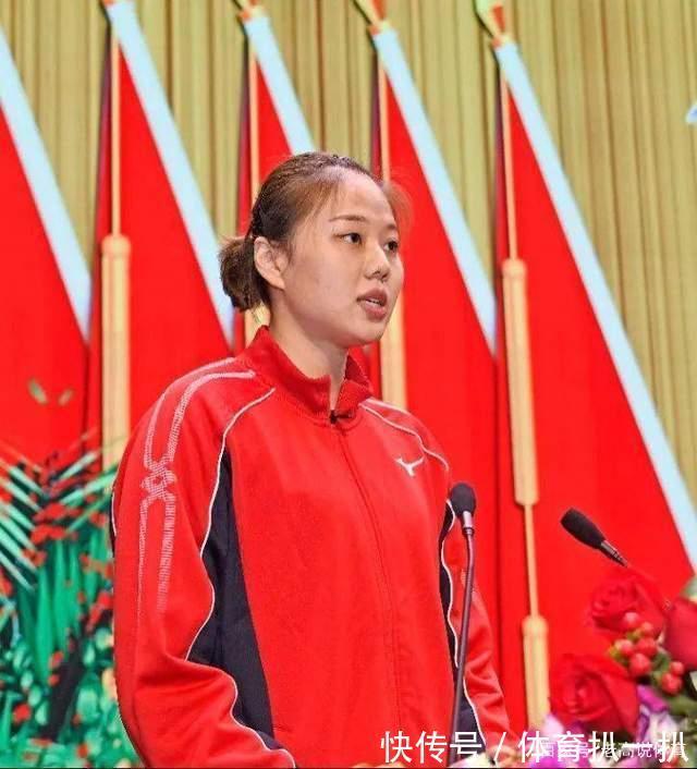 发言|蔡斌就任女排主教练报告会在常州举行,张常宁献花,龚翔宇发言