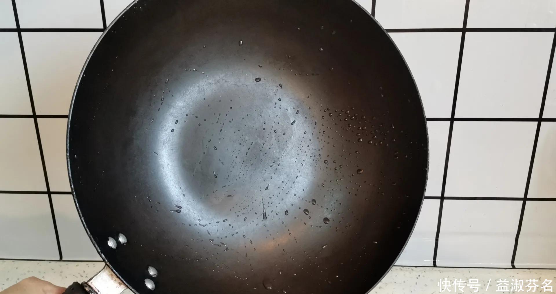 铁锅如何快速清除锅底黑垢,一个小妙招,不花一分钱旧锅变新锅