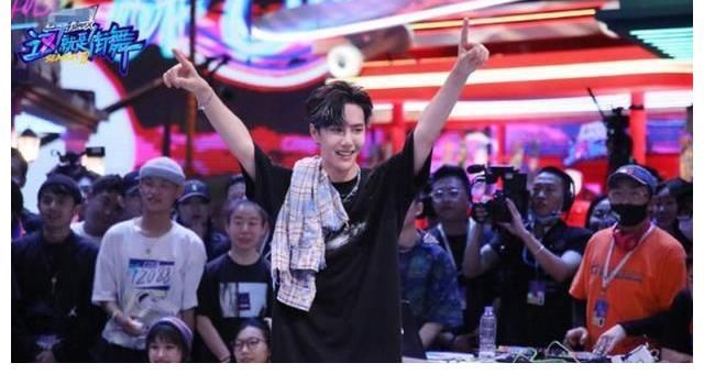 回归|《街舞4》中“布布”强势回归引人惊喜,网友感叹欠他个“冠军”