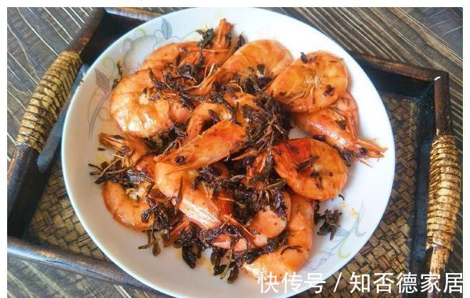 茶叶|大虾只会炒番茄？教你一个新吃法，加一把茶叶，准保味道香酥好吃