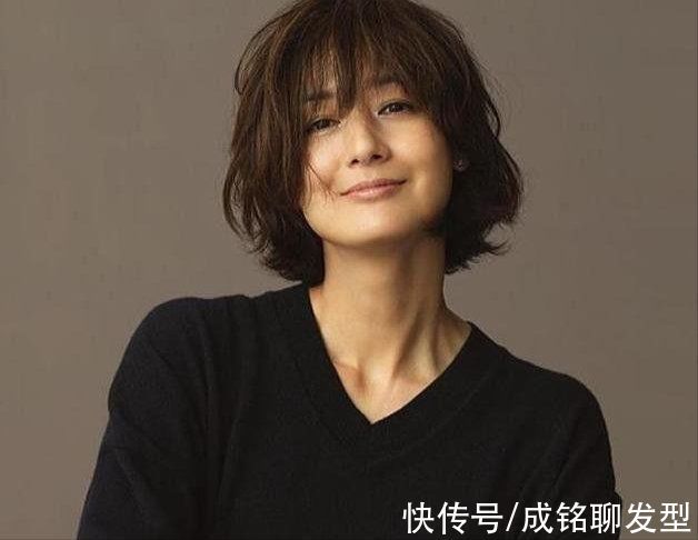 发色 富冈佳子不仅穿搭出众,她的慵懒风微卷短发,就连年轻人都喜欢