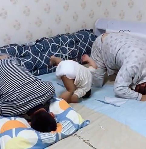 犯错|父子三人犯错后被''罚跪''，穿尿不湿的张张成笑点，网友太萌了