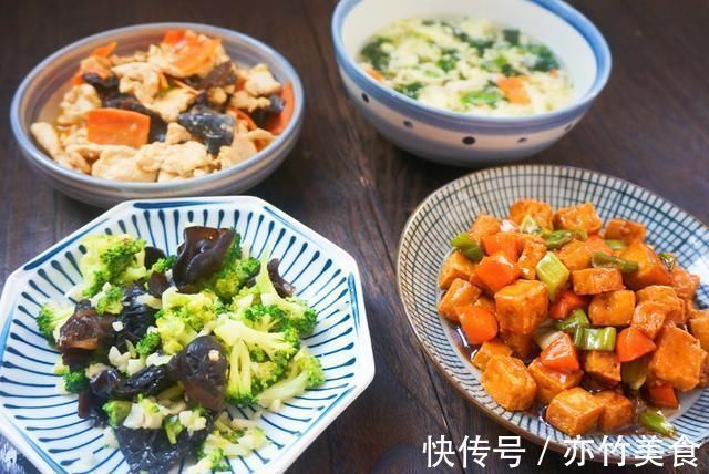晒晒一家三口的晚餐，3菜1汤，清淡有营养，30分钟就做好
