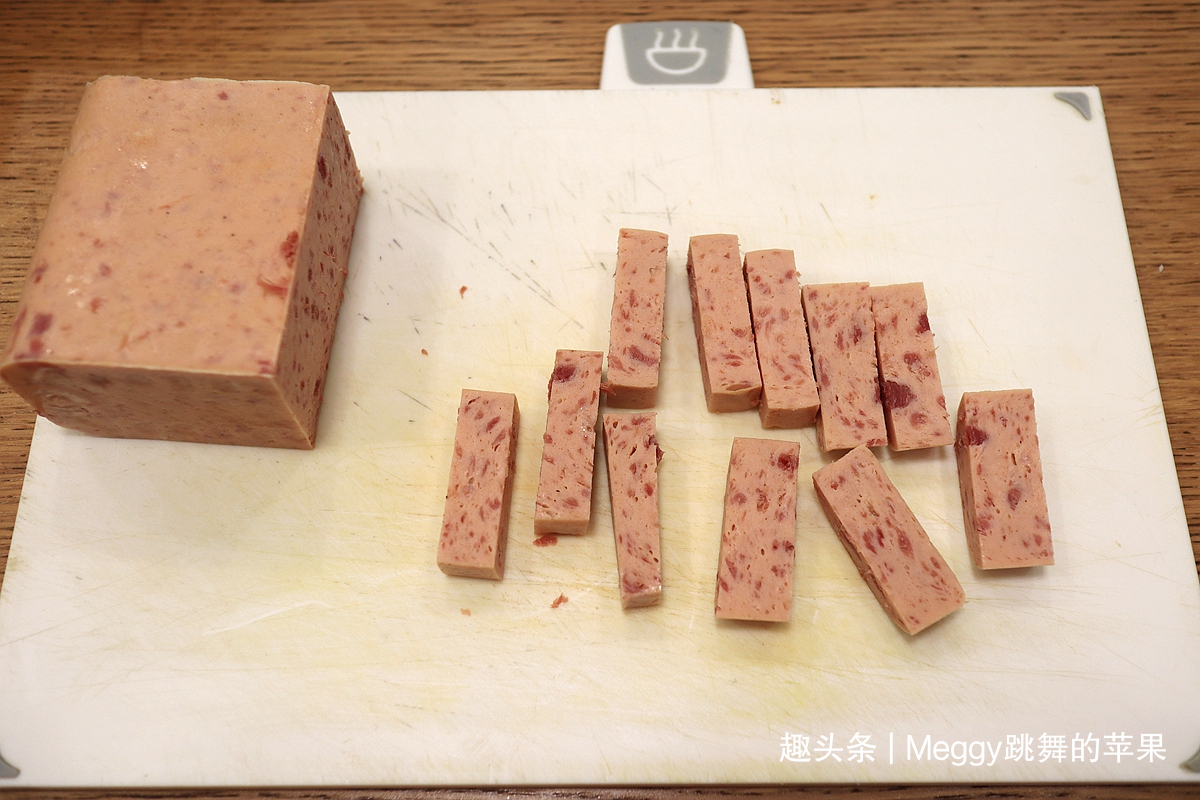 用手抓饼做的午餐肉酥皮卷,8分钟出锅酥嫩嫩,省事又好吃