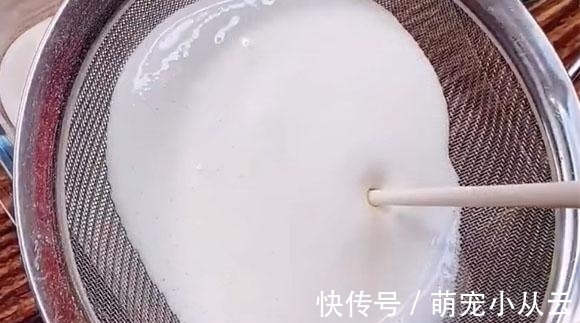 做它无需烤箱,蒸熟包上馅就能吃,咬一口爆浆还拉丝,比面包好吃多了