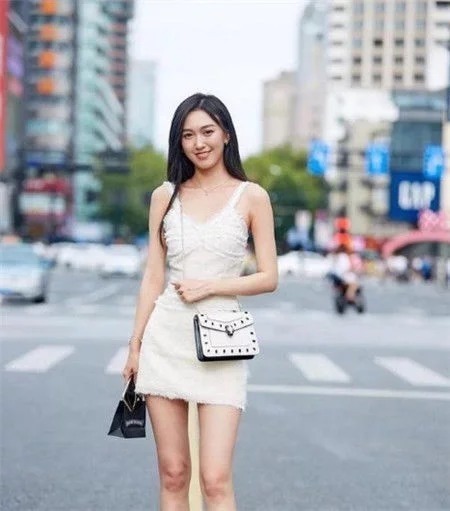 上衣|街拍:美女黑色上衣配短裤,双腿纤细修长,娇俏动人