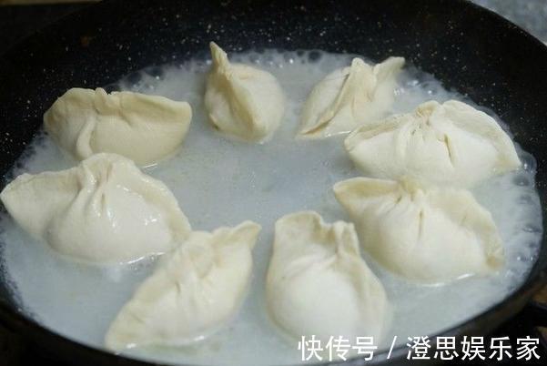 饺子放水煮来点新花样冰花煎饺,焦脆吃起来可香了