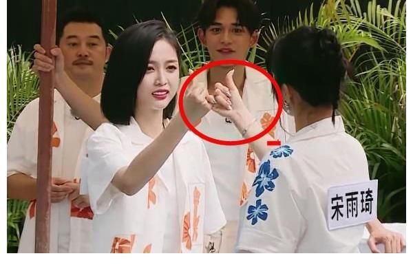 奔跑吧|吴宣仪和宋雨琦穿短裤劈叉，男嘉宾眼神抢镜，忘记再录节目？