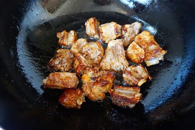秋季的花样美食，家常豆角排骨饭，饭菜一锅出，省时省力