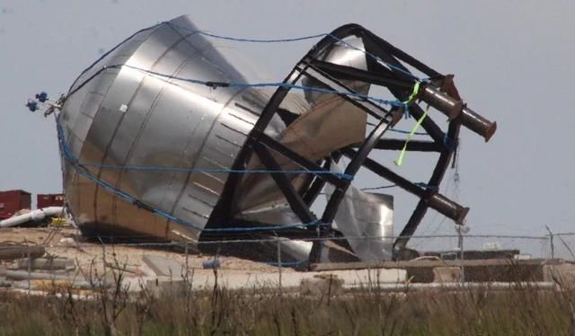 发射架 星际飞船SN5终于露面了,已竖立发射架,新一轮测试即将开始