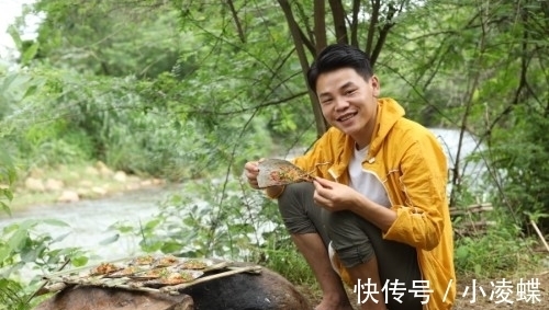带子|新鲜的带子加入秘制的蒜蓉辣酱,烤得流出汁来,太香了!