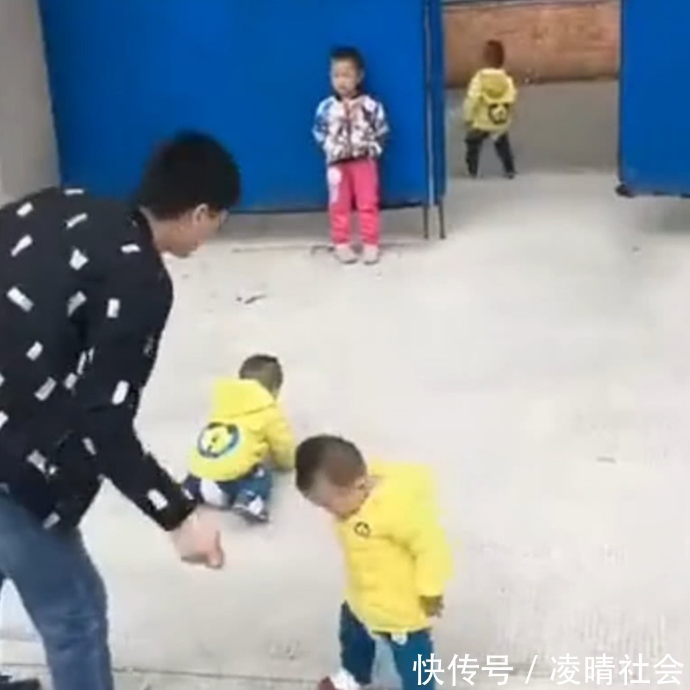 回家吃饭|爸爸叫三胞胎回家吃饭,有一种“赶鸭子”的架势,画面太有趣了