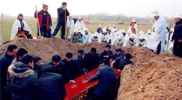 死者为何不能立刻安葬，反而要在家停放三天不这样做要后悔