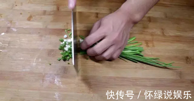 小孩|早餐做鸡蛋豆腐饼，小孩和老人都爱吃，上桌不到3分钟就抢完了!
