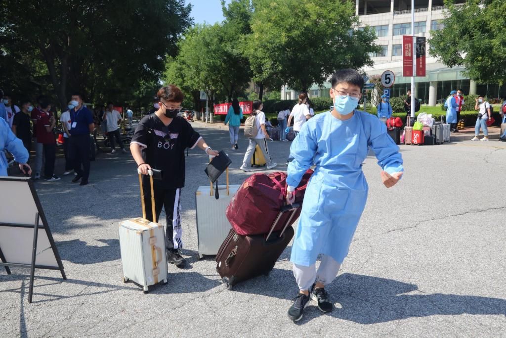 刘金震|青岛科技大学迎首批省外新生到校，志愿者“一对一”服务