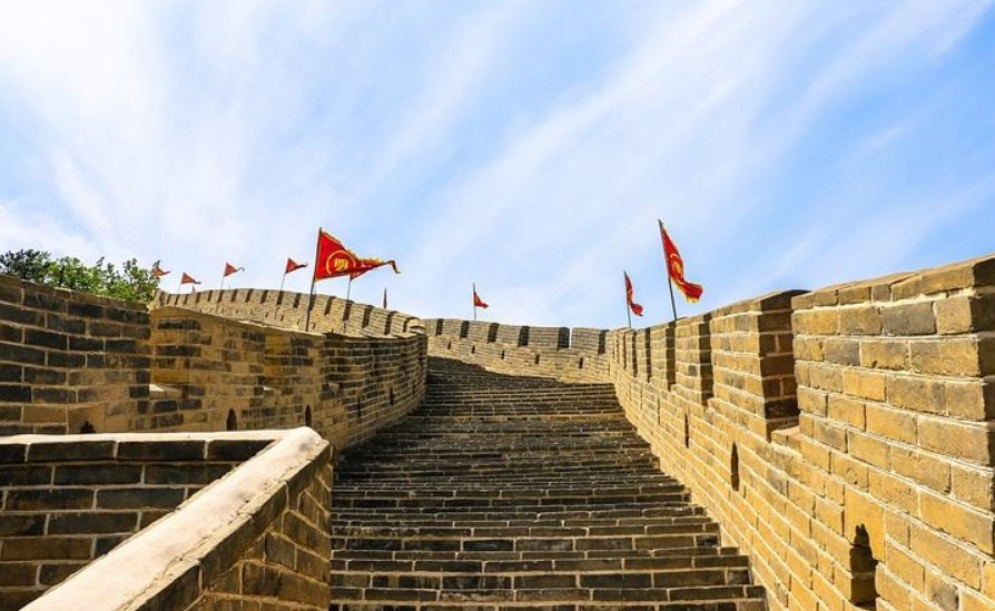 大些|古埃及有金字塔,中国有秦始皇陵,究竟谁的建造难度更大些?