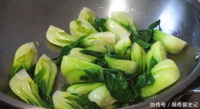 青菜|炒青菜,最忌洗了就下锅炒!做好3点,青菜鲜嫩翠绿,像饭店炒的