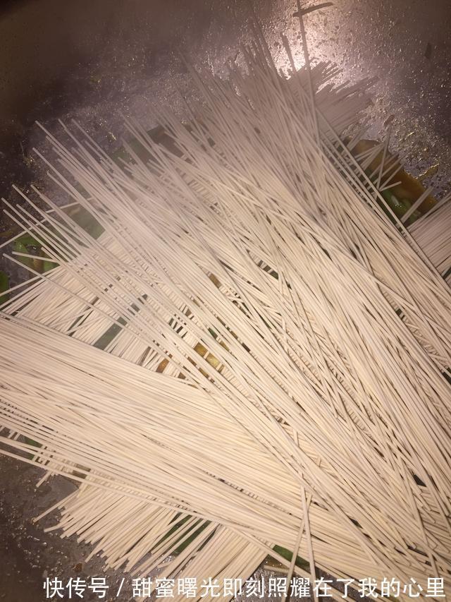 2把干挂面,1碗料汁,也能分分钟做“焖面”,家人都爱吃