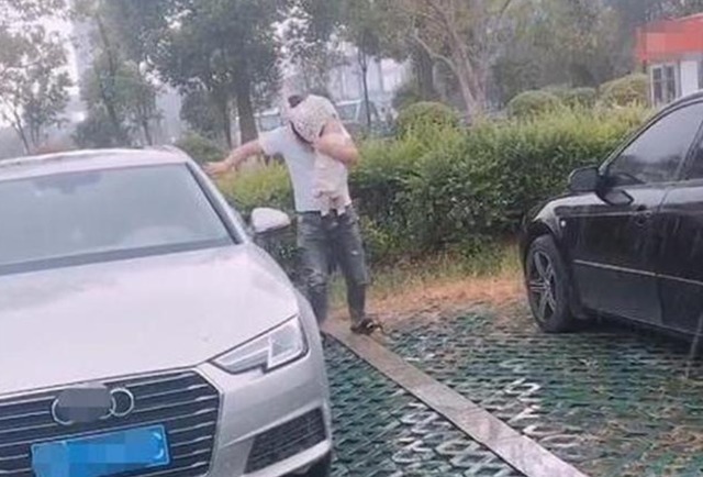 孩子|爸爸“挡雨”方式走红,看到照片后,网友:果真是最不靠谱的父亲
