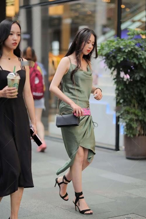 草绿色 红色的连衣裙，荷叶边的裙摆柔美减龄，无袖的设计清凉无比