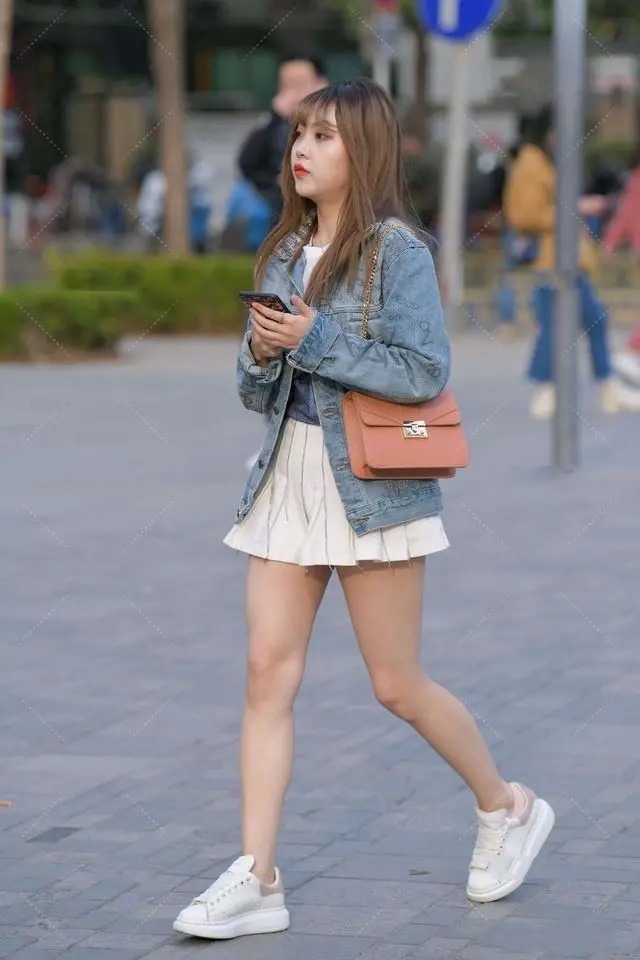 百褶裙 蓝色牛仔上衣搭配白色百褶裙,活泼又可爱,而且还不失时尚美感