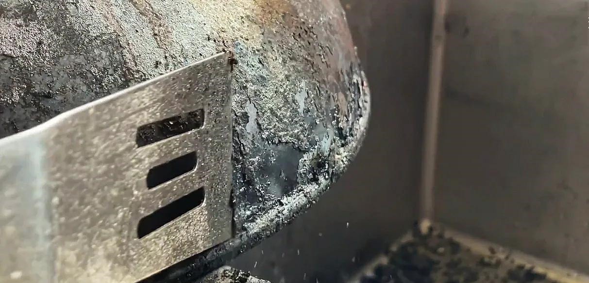 铁锅，锅底黑垢油污多怎么去除？教你一招，铁锅立马变新锅