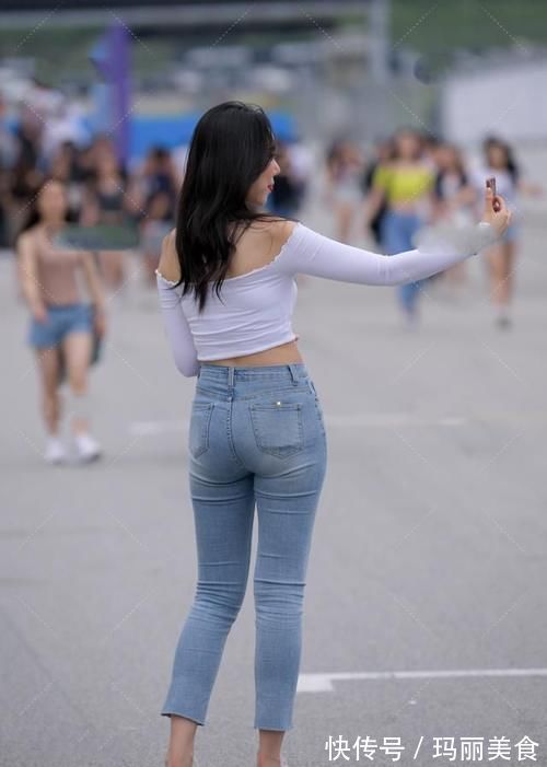 锁骨|长袖一字肩搭配浅蓝色牛仔裤，给人一种清新的气息