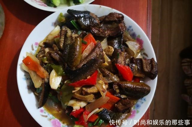 回娘家吃饭,母亲做了8道菜满满一桌,还是娘最疼人,网友羡慕