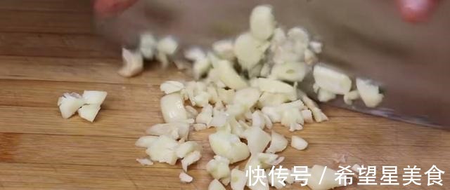 淀粉|吃了30年的茄子，还是这样做最解馋，开胃又下饭，米饭都不够吃！