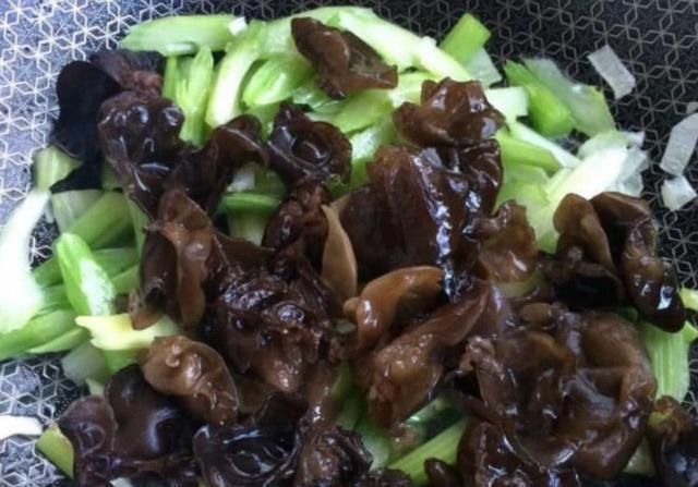 清肠|木耳和此物一起炒,等于“天然泻药”,清肠排宿便,赘肉不见