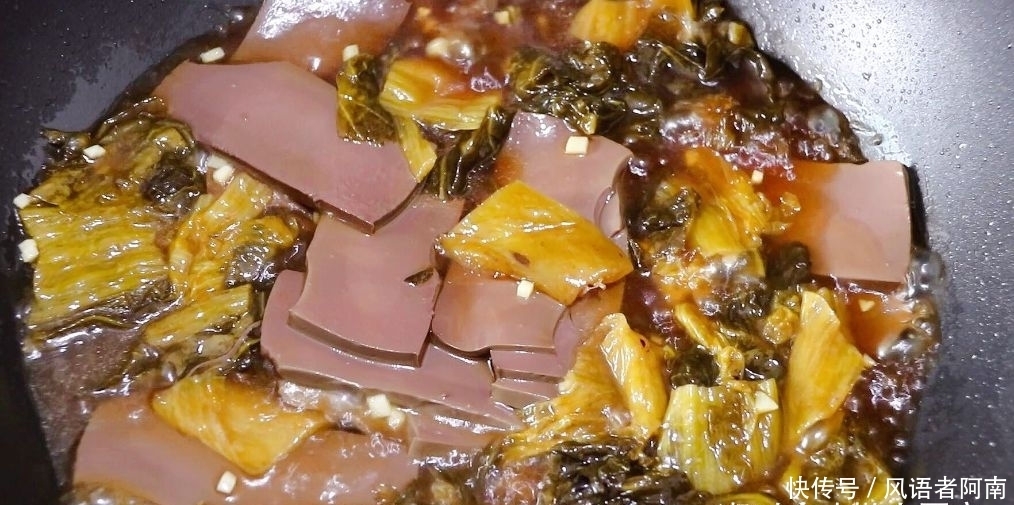 酸菜|用酸菜煮鸭血,鸭血煮的时间越长越好吃,一点不腥,鲜香嫩滑