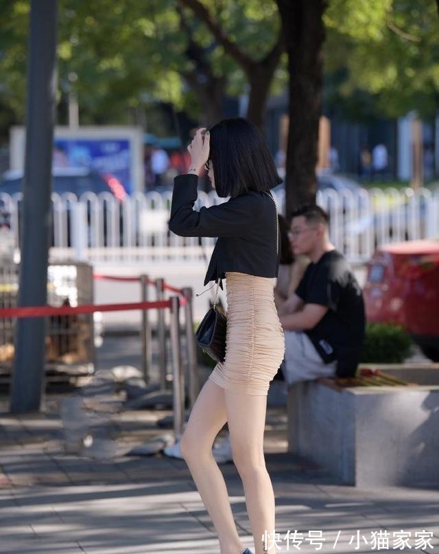 搭配 黑色上衣与粉色包臀裙搭配非常创新,美女却没有正面看!