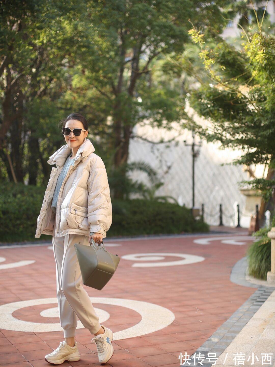 修身性|奔三奔四的女人,秋冬建议多穿“羽绒服”,搭配毛衣保暖又显气质