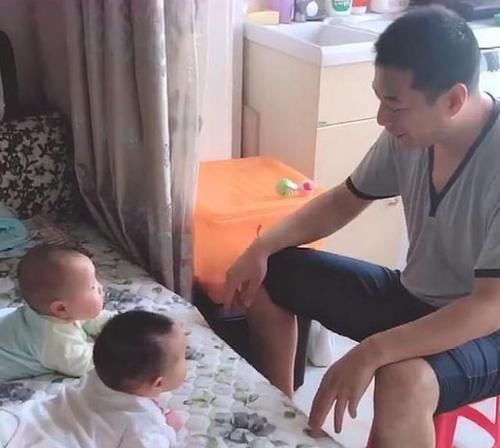 孩子|“领导爸爸”火了,给双胞胎宝宝开大会,网友调侃:好大的官威