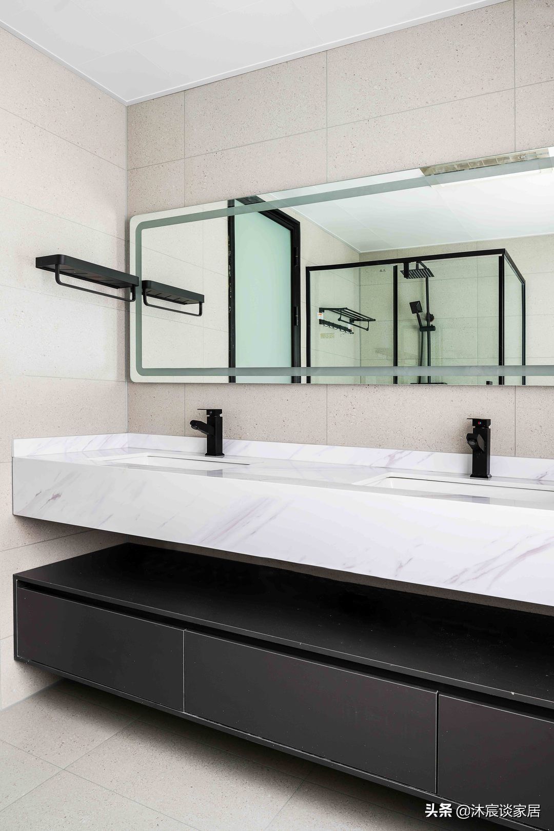 吧台|重庆夫妻的新家,因太会装修而走红,凭白墙与原木就让家温馨治愈