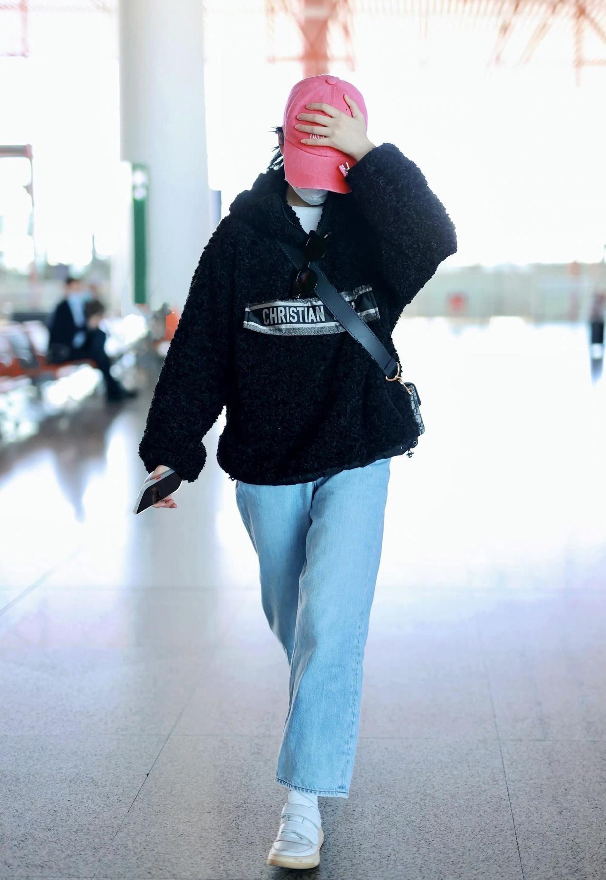 小蛮腰|章若楠的私服搭配好惊艳,穿黑色羊羔绒卫衣配牛仔裤,又飒又美