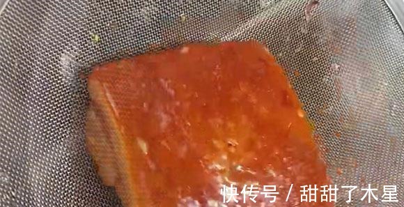 嘴馋了别忘做它吃，不炖不煎，整块下锅一炸，切片蘸料吃，真香啊！