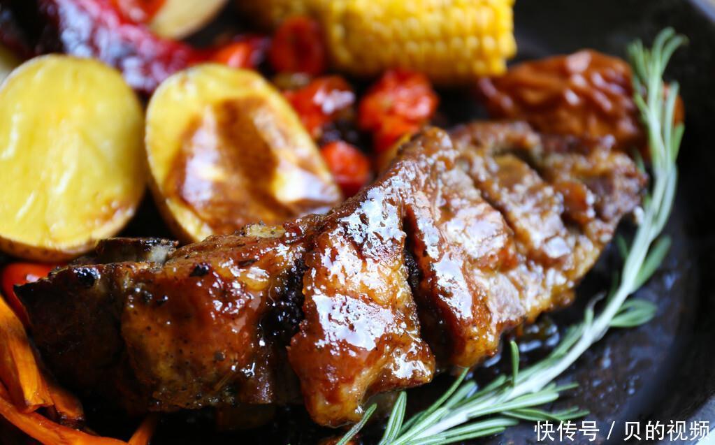 捞出来|烤羊好吃不好吃主要看酱汁,外表焦酥入口微甜,肉香浓郁嫩到出汁