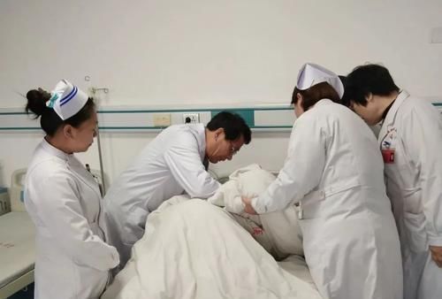 医生|二胎孕妈进产房10小时还没生,还没头胎生得快?医生:跟经验没关