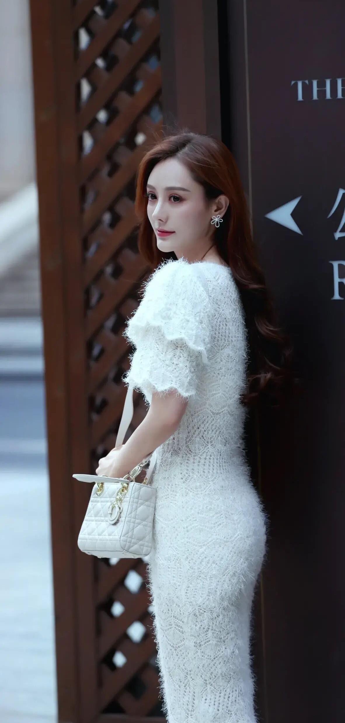 白色短袖|夏末秋初的甜美风穿搭,白色短袖针织连衣裙,优雅大方显气质