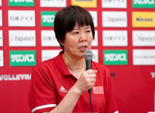 天才|女排天才毀約赴美深造，郎平鏡頭前哽咽聲明，宣布她被永久除名