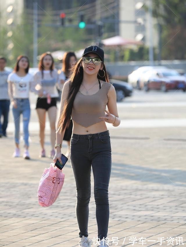 青春 短装修身上衣搭配黑色牛仔裤,青春靓丽,活泼可爱!