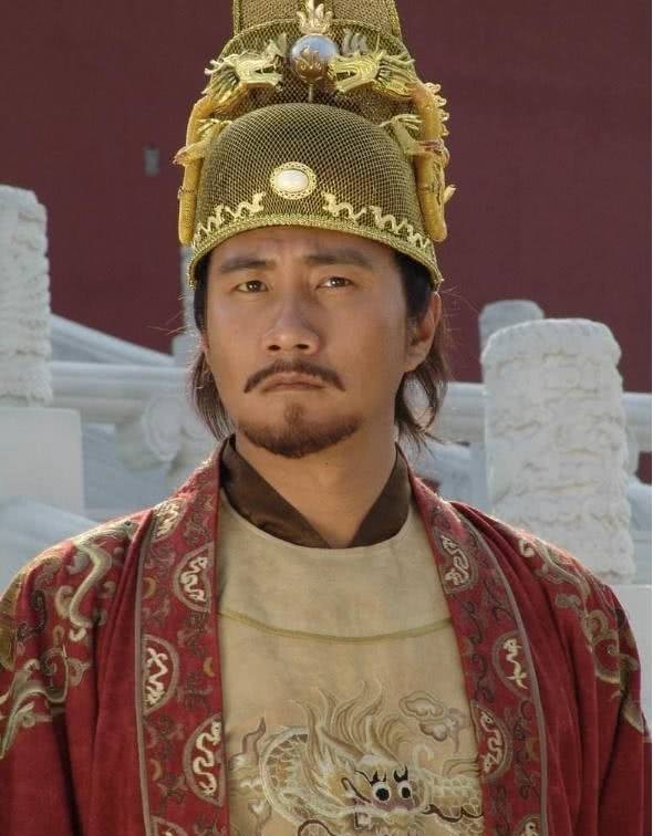 龙椅|朱元璋正准备磕头,刘伯温上前一脚踢翻龙椅,朱元璋直接被踢上皇位!