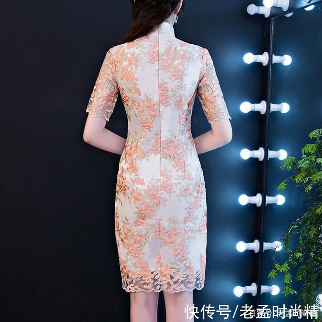 旗袍一如既往的海派剪裁，坠性好，每个女子都会深爱说的款式