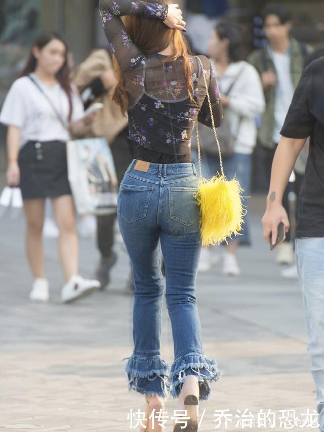 牛仔裤穿起来轻松舒适,可以轻松提升外在美