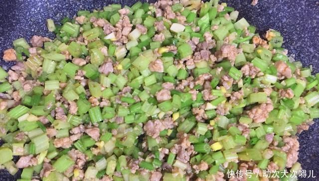 小炒|一把芹菜,一块猪肉,做出一道家常小炒,脆爽可口,简单又下饭