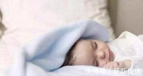 宝宝|一家三口睡觉照片曝光,爸妈熟睡宝宝坐一旁,宝宝这家长真难带