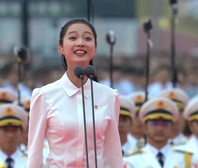 大会|庆祝大会领诵女孩火了!穿白衬衫昂首挺胸超美,170身材不输模特